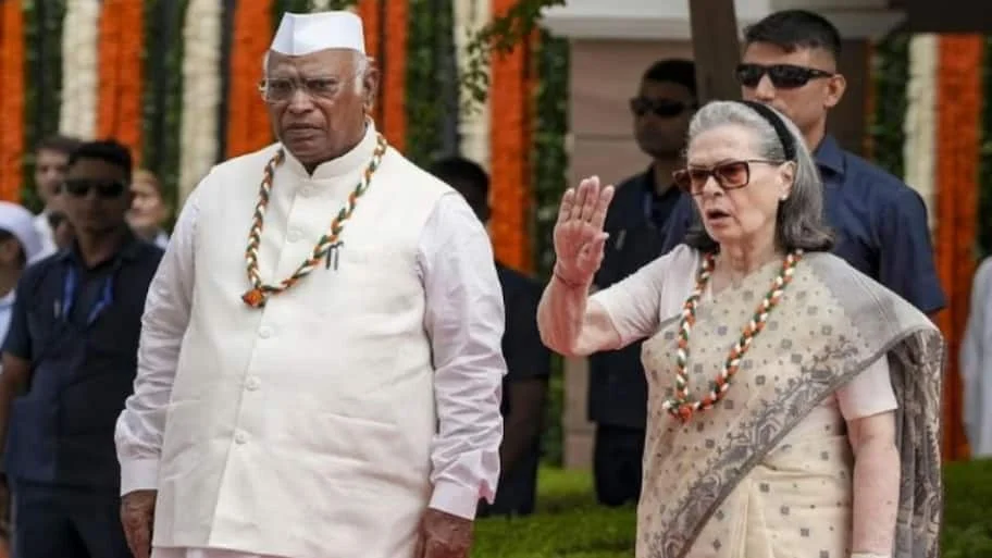 The Congress Working Committee has decided that party programmes will feature only the first two verses