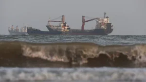 Iran and Oman are negotiating the opening of a temporary shipping corridor and the clearance