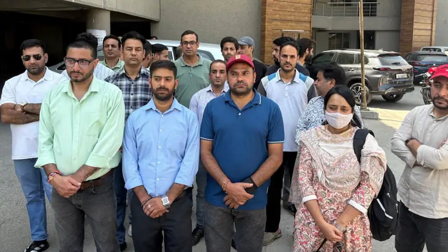 Kashmiri Pandit employees under the Prime Minister’s Package held a silent protest in Srinagar