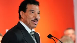 Lionel Richie has been readmitted to the hospital due to a new cardiac complication