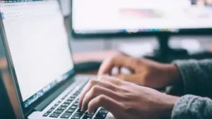Reports indicate that hundreds of users reported outages affecting both fiber and broadband