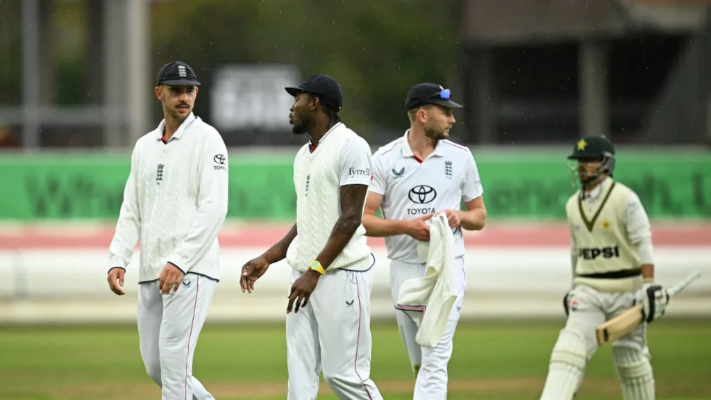 England moved inexorably towards a crushing series whitewash against Pakistan on Thursday