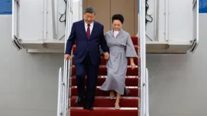 What Xi's Grip on His Wife's Hand Tells Us About Power in China