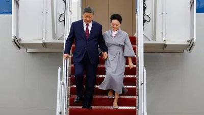 What Xi's Grip on His Wife's Hand Tells Us About Power in China