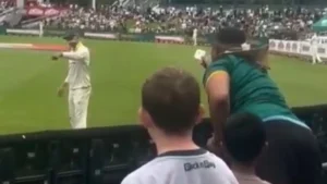South Africa fan offers sandpaper to Nathan Lyon What happened in the 2018 ball-tampering